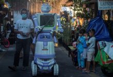 Photo of foto | Un robot făcut din vechituri dezinfectează străzile și ajută bolnavii de COVID-19