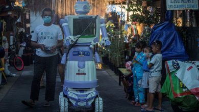 Photo of foto | Un robot făcut din vechituri dezinfectează străzile și ajută bolnavii de COVID-19