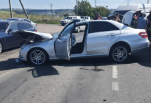 Photo of foto | Două Mercedesuri s-au ciocnit la Ialoveni: Doi bărbați au ajuns la spital