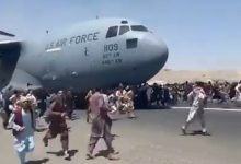 Photo of video | Noi imagini șocante din Kabul. Afganii se agață de roțile avioanelor americane care se pregătesc să decoleze