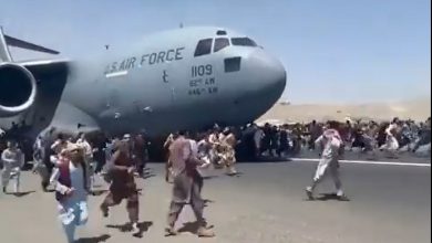 Photo of video | Noi imagini șocante din Kabul. Afganii se agață de roțile avioanelor americane care se pregătesc să decoleze