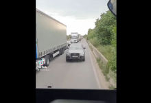 Photo of video | Cum a fost „pedepsit” șoferul lui Audi care ar fi încercat să evite un ambuteiaj pe contrasens