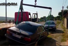 Photo of video | Un șofer beat a derapat cu un BMW de pe șosea într-un canal de scurgere