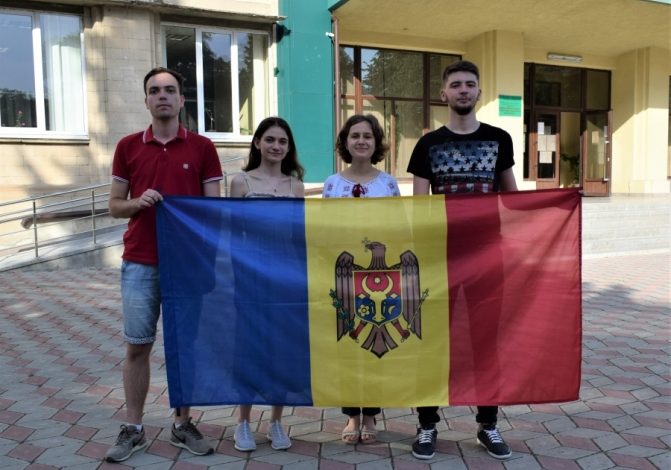 Photo of Ei sunt viitorul țării! Elevii din Republica Moldova au adus acasă patru medalii de bronz de la Olimpiada Internațională de Chimie