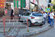 Photo of O șoferiță a intrat cu mașina pe un trotuar de pe strada Ismail din capitală, rănind două femei