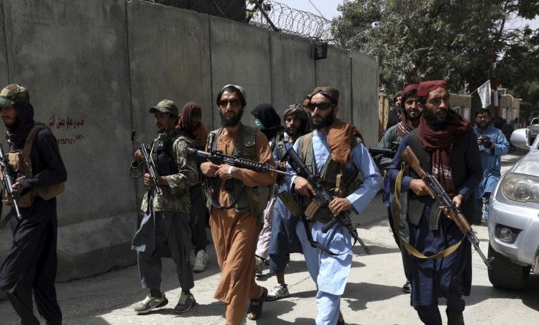 Photo of Afganistan: Talibanii ordonă funcţionarilor să predea într-o săptămână armele, muniţiile şi toate bunurile publice