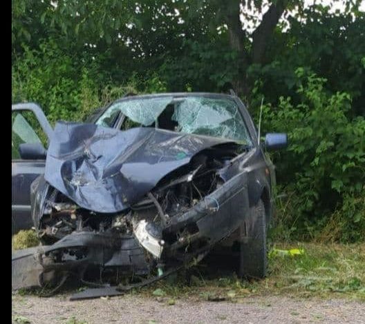 Photo of Pe bancheta din față, cu micuțul de 2 ani în brațe. O femeie și copilul său, transportați la spital după ce șoferul băut a pierdut controlul volanului