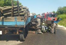 Photo of foto | Un tractor s-a tamponat violent de un TIR. Unul din șoferi a murit până a sosi ambulanța