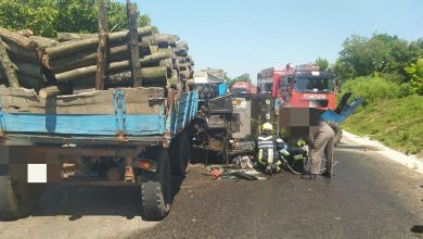 Photo of foto | Un tractor s-a tamponat violent de un TIR. Unul din șoferi a murit până a sosi ambulanța