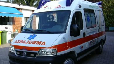 Photo of A chemat ambulanța, apoi ar fi încercat să răpească vehiculul și să rănească un polițist cu sticla de bere. Isprava unui român din Italia