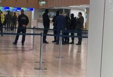 Photo of Călătorii, întâmpinați și petrecuți de mascați: Ofițerii CNA și SIS au descins la Aeroportul Internațional Chișinău