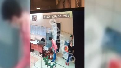 Photo of video | Bărbat din Rusia, filmat introducând mai multe buletine de vot în urnă. Opozanții lui Putin acuză fraude masive