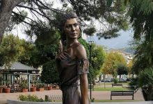 Photo of foto | Statuia unei culegătoare de grâu, în centrul unui scandal sexist. Feministele cer demontarea monumentului
