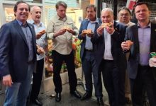 Photo of Regulile sunt pentru toți! Fiind nevaccinat, președintele Braziliei a fost nevoit să mănânce în stradă la New York