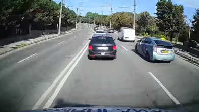 Photo of video | Conducătorul unui BMW l-a „învățat” pe șoferul unei ambulanțe cum se circulă „cu prioritate” în Chișinău