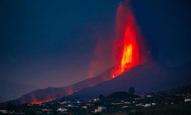 Photo of Vulcanul de pe insula spaniolă La Palma a început să expulzeze din nou lavă şi fum