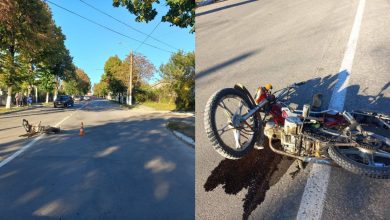 Photo of foto | Tânăr pe motoretă, lovit de o șoferiță cu Dacia. Bărbatul a fost transportat la spital