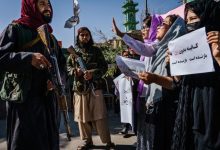 Photo of Femeile din Kabul îi sfidează pe talibani: S-au întors la muncă, la școală și merg din nou singure pe stradă