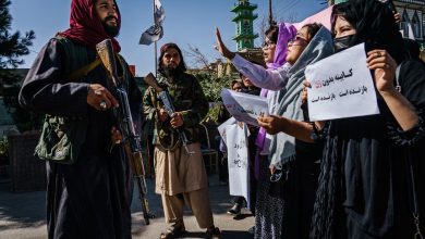 Photo of Femeile din Kabul îi sfidează pe talibani: S-au întors la muncă, la școală și merg din nou singure pe stradă