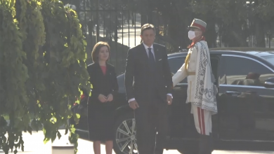 Photo of video | Președintele Sloveniei a ajuns la Chișinău. Borut Pahor, întâmpinat cu onoruri militare