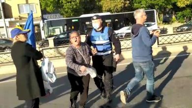 Photo of foto, video | „Iașul nu-i Satana”. Participanții marşului comunităţii LGBTQ de la Iași, „pedepsiți” de contramanifestanți cu agheasmă