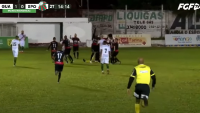 Photo of video | Fotbalist arestat pe teren, după ce l-a bătut pe arbitru. Va fi urmărit penal pentru tentativă de omor