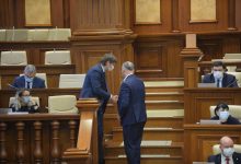 Photo of foto | Spînu, surprins discutând cu Dodon în Parlament. Slusari: „Colegi de la PAS, cum explicați acest dialog amical?”