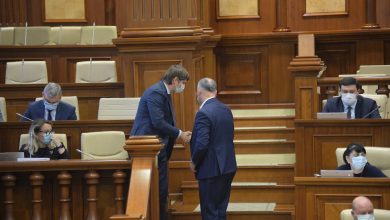 Photo of foto | Spînu, surprins discutând cu Dodon în Parlament. Slusari: „Colegi de la PAS, cum explicați acest dialog amical?”