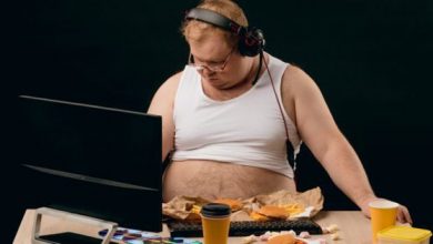 Photo of Ce se întâmplă cu corpul tău atunci când mănânci în faţa unui ecran