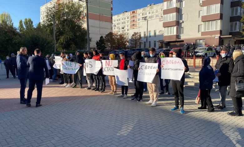 Photo of foto, doc | Stoianoglo, adus la Judecătoria Ciocana. Comuniștii și Socialiștii protestează și au depus garanții personale pentru eliberarea acestuia