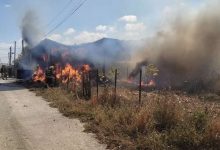 Photo of foto | Momente de groază pentru proprietarii unei gospodării. Flăcările au cuprins un depozit și au distrus un tractor