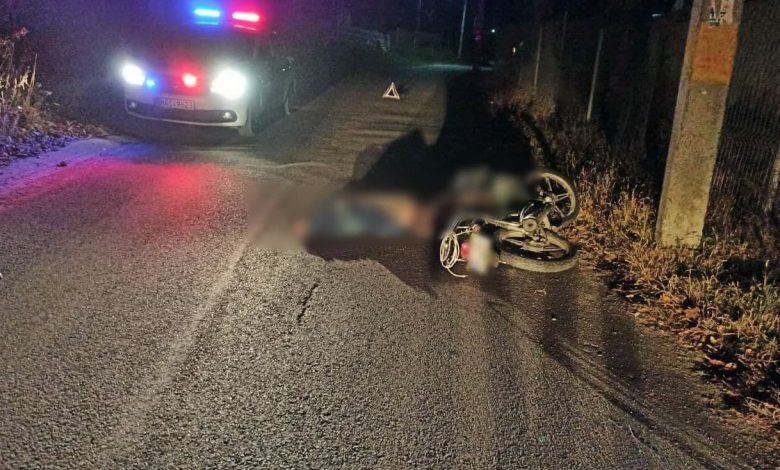 Photo of Un bărbat fără permis de conducere a decedat pe loc după ce a intrat cu motoreta într-un pilon de electricitate