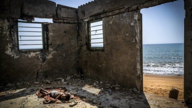 Photo of Un copil din Africa care doarme într-o casă distrusă de pe o plajă a impresionat o lume întreagă. Povestea din spatele fotografiei