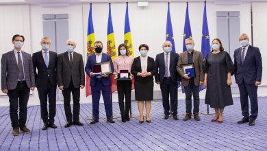 Photo of foto | Cine sunt cei șapte laureați ai Premiului Național pentru anul 2021? Câștigătorii au fost decernați la Guvern