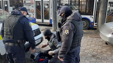Photo of foto | Prins cu „mâța-n sac” în timp ce traversa strada neregulamentar. Ce au descoperit ofițerii INSP în geanta unui bărbat