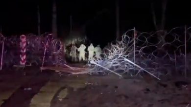 Photo of Gardul de sârmă de la granița Poloniei, rupt de sute de migranți. Atacul a fost supervizat de forțele bieloruse
