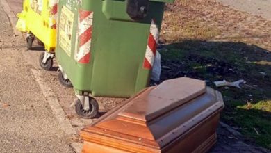 Photo of Un sicriu a fost abandonat lângă tomberoane. Întâmplarea a provocat un val de indignare într-un oraș italian