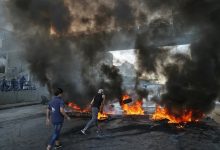 Photo of foto | Drumurile au fost blocate cu bariere de flăcări. Proteste de amploare în Liban, în timp ce țara se prăbușește din cauza sărăciei și a foametei