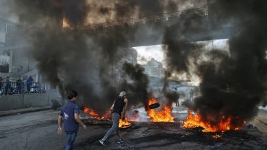 Photo of foto | Drumurile au fost blocate cu bariere de flăcări. Proteste de amploare în Liban, în timp ce țara se prăbușește din cauza sărăciei și a foametei