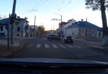 Photo of video | Unul a trecut pe roșu, celălalt a pornit la galben. Momentul accidentului de la intersecția str. Pușkin și Kogălniceanu