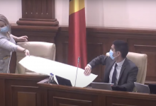 Photo of foto | O comunistă i-a făcut un cadou „special” lui Popșoi. Grosu: „Mulțumim doamnei deputat că are grijă”