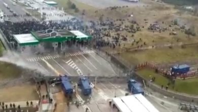 Photo of video | Asaltul migranților pentru a intra în Polonia: Oamenii rup garduri și atacă forțele de ordine, care folosesc tunuri de apă și gaze lacrimogene