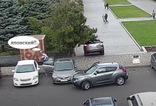 Photo of video | De râs și de plâns! O femeie a încercat să-și parcheze mașina, dar a lovit alta, trimițând-o pe aleea unui parc
