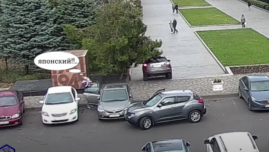 Photo of video | De râs și de plâns! O femeie a încercat să-și parcheze mașina, dar a lovit alta, trimițând-o pe aleea unui parc