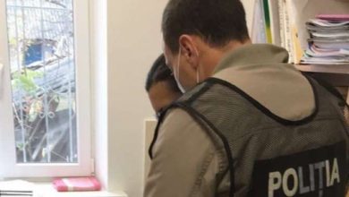 Photo of video | Certificate false de vaccinare la Fălești? Mai multe centre medicale, percheziționate de polițiști