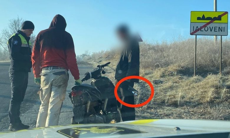 Photo of foto | Mort de beat și fără permis. Un bărbat a fost surprins la ghidonul unei motociclete cu sticla de alcool în mână