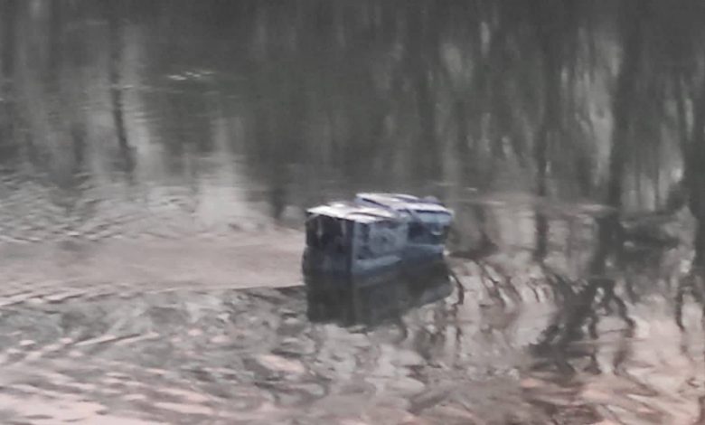 Photo of foto | Peste 2000 de pachete de țigări au fost „pescuite” din apa Prutului de către polițiștii de frontieră