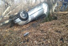 Photo of foto | Un BMW a fost făcut zob după ce a derapat de pe traseu și s-a răsturnat într-o pădure