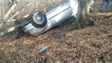 Photo of foto | Un BMW a fost făcut zob după ce a derapat de pe traseu și s-a răsturnat într-o pădure