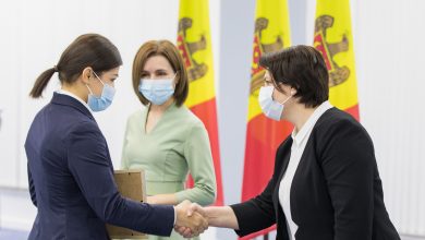 Photo of doc | Sandu și Gavrilița au premiat mai mulți sportivi de performanță: Un fost deputat democrat a primit două milioane de lei